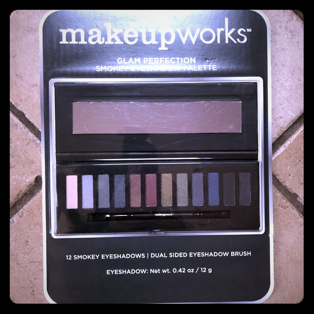 🎨NIB SMOKEY EYESHADOW PALETTE🎨